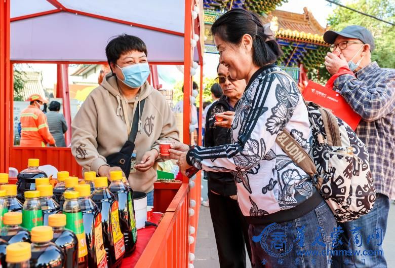 市民在活动现场选购品尝老陈醋。6D0A4675.jpg