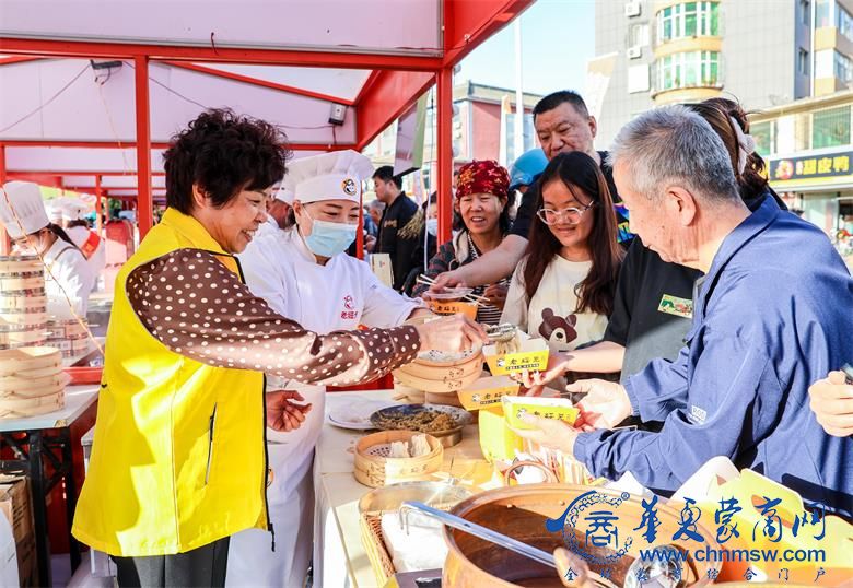 市民在领取烧卖。6D0A5122.jpg